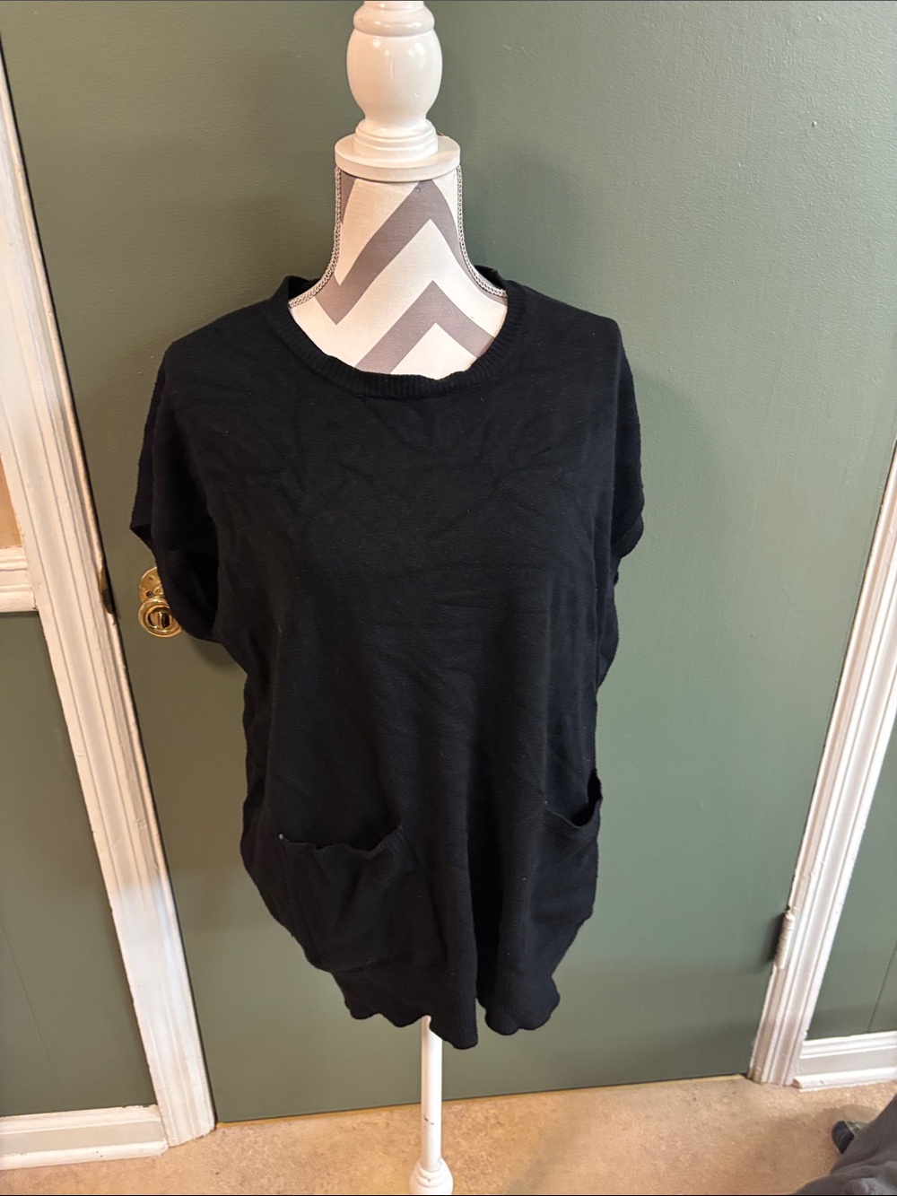 Coco + Carmen Black Short Sleeve Knit Sweater with Front Pockets